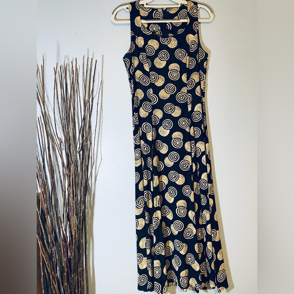 Elegant Spiral Maxi Dress in Black and Beige